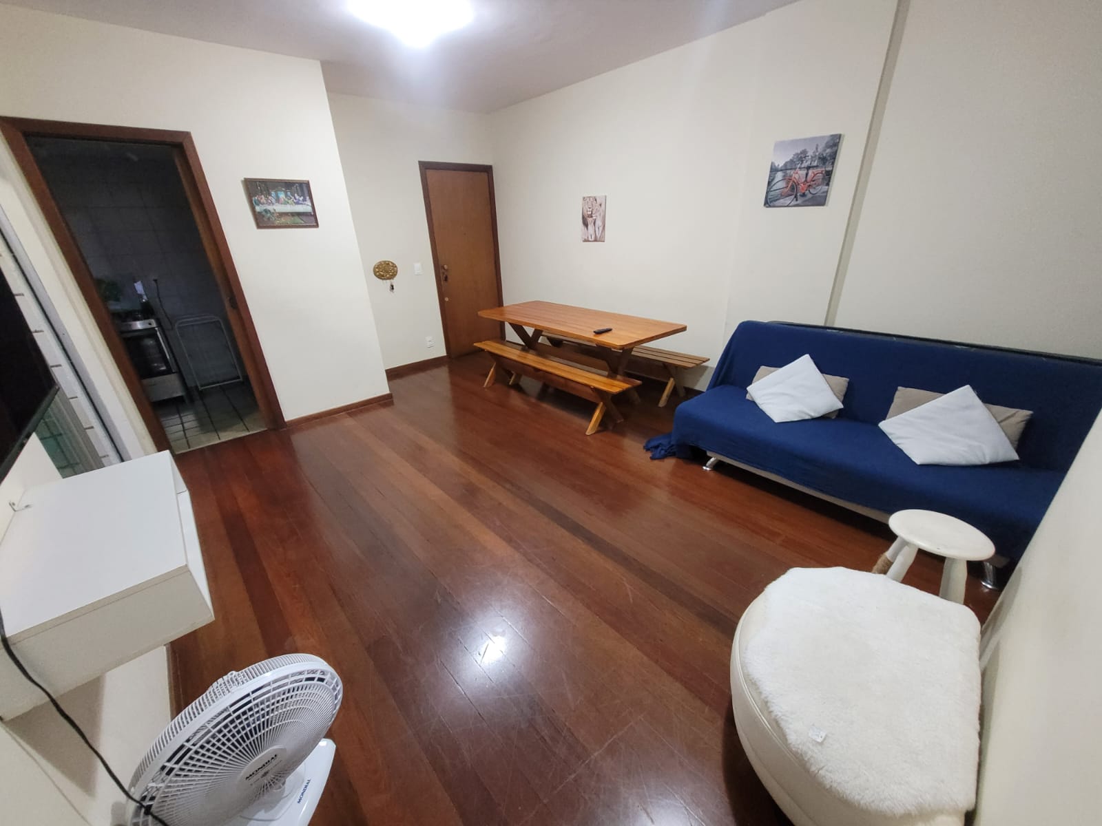 Sala ampla com mesa de madeira macica